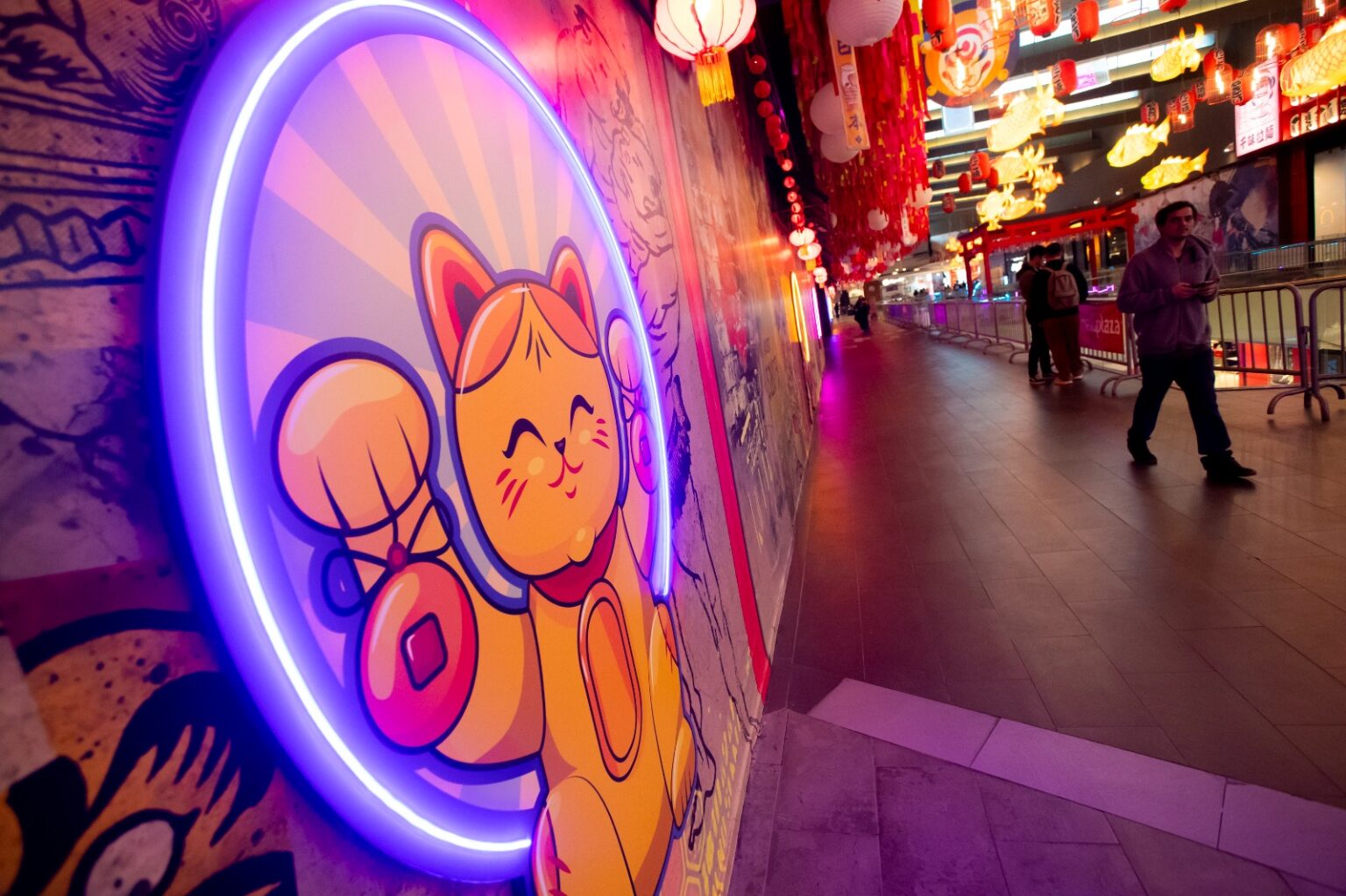 En esta imagen de The Clinic, se muestra parte de la decoración de esta nueva atracción. Un gato de la fortuna led.