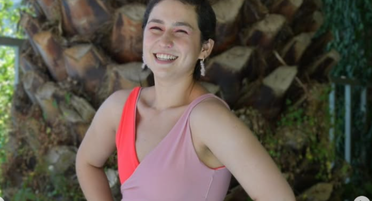 Mujer vistiendo el traje baño para mujeres con mastectomía.