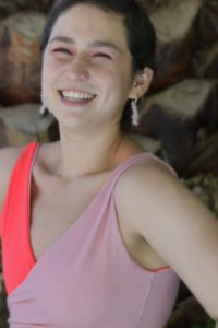 Mujer vistiendo el traje baño para mujeres con mastectomía.
