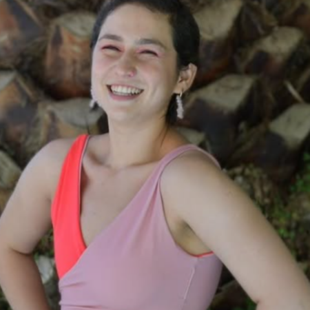 Mujer vistiendo el traje baño para mujeres con mastectomía.