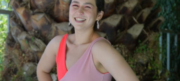 Mujer vistiendo el traje baño para mujeres con mastectomía.