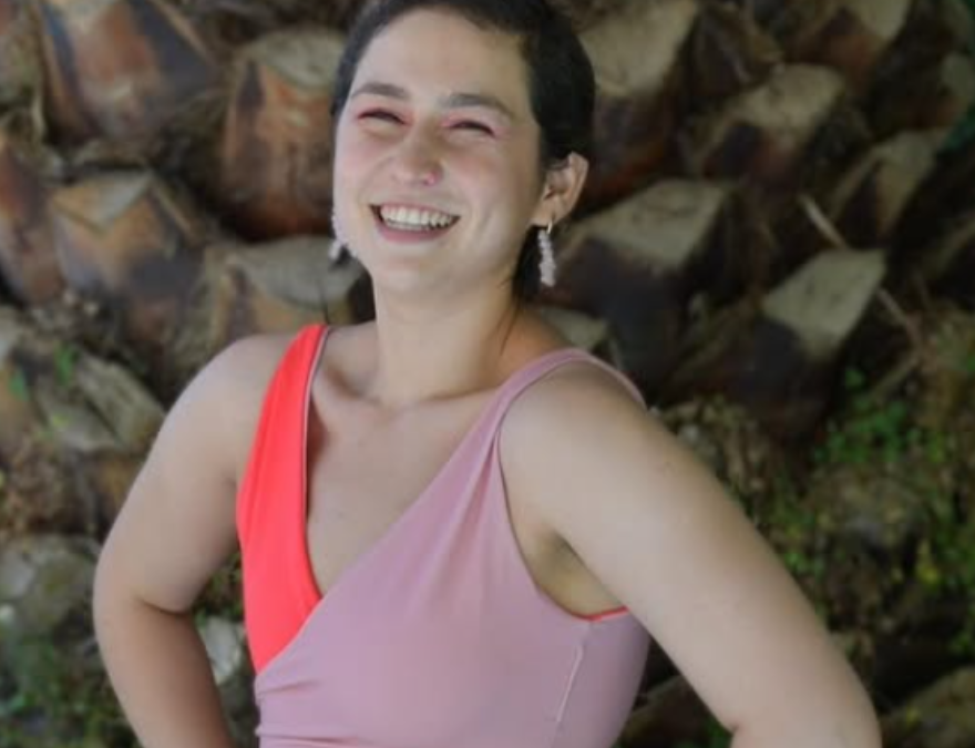 Mujer vistiendo el traje baño para mujeres con mastectomía.