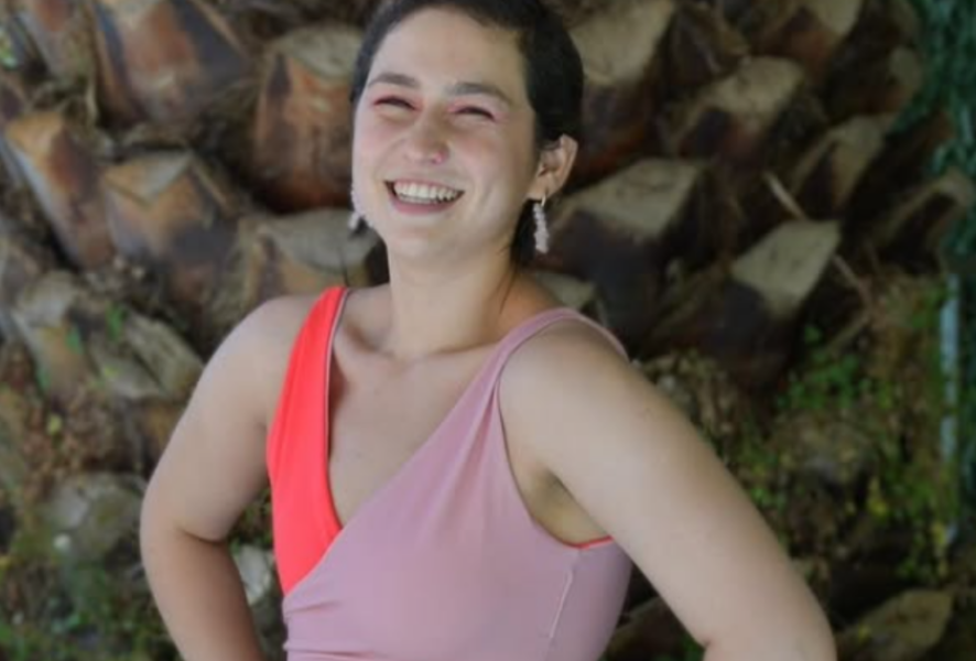 Mujer vistiendo el traje baño para mujeres con mastectomía.