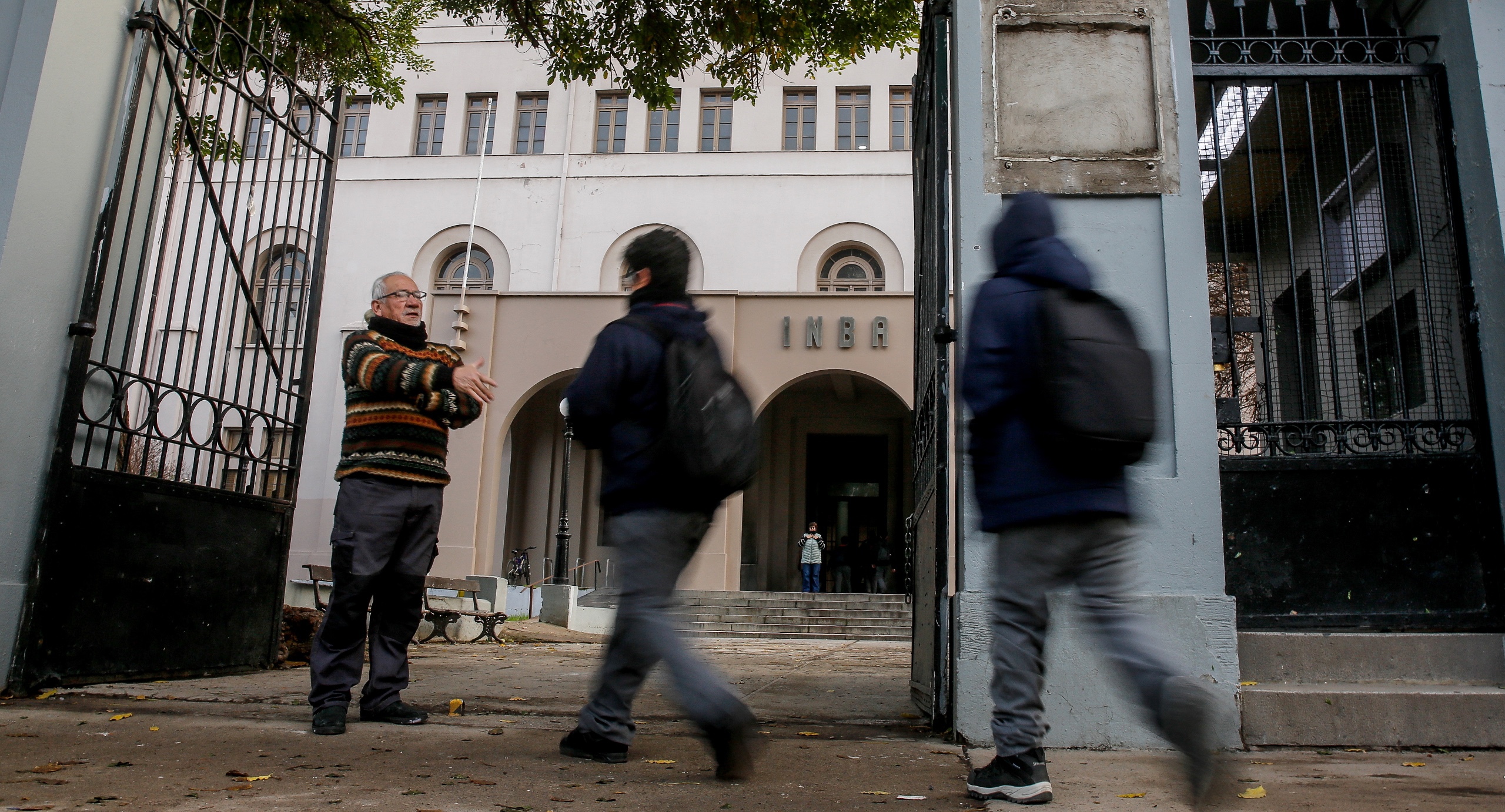 Apoderados del INBA exigen una “intervención inmediata” del liceo tras ola de violencia y más de 245 horas de clases perdidas