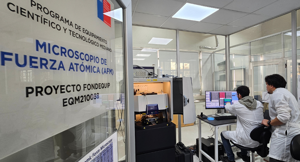Estudiantes de U Central usando el microscopio AFM