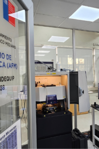 Estudiantes de U Central usando el microscopio AFM
