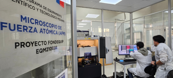 Estudiantes de U Central usando el microscopio AFM