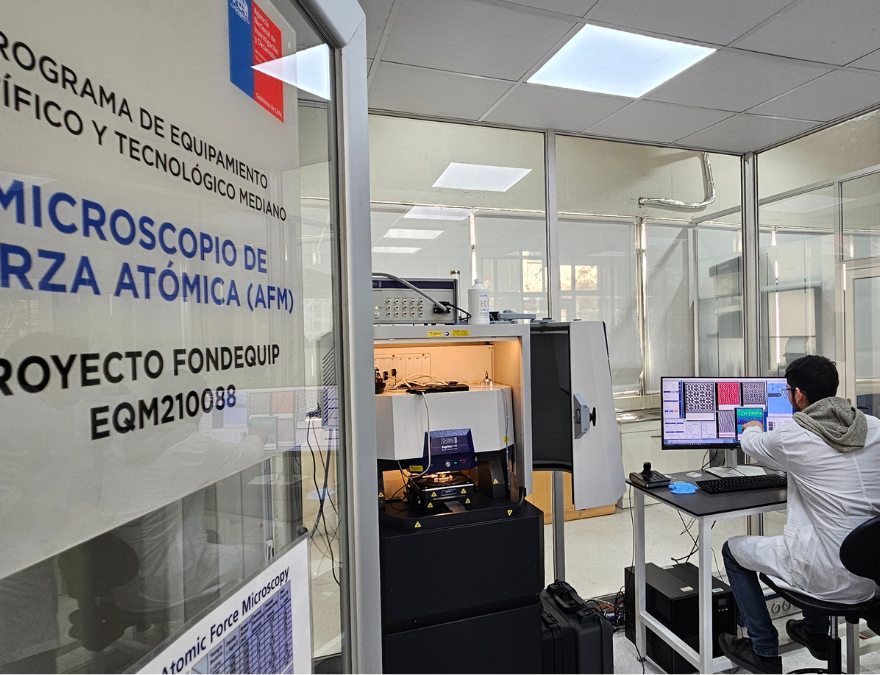Estudiantes de U Central usando el microscopio AFM