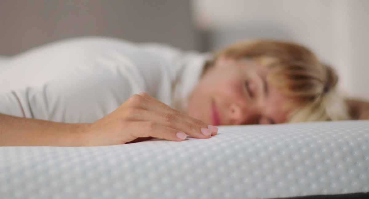 Mujer durmiendo en uno de los mejores colchones de Chile.