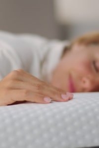 Mujer durmiendo en uno de los mejores colchones de Chile.