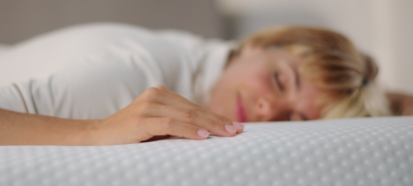 Mujer durmiendo en uno de los mejores colchones de Chile.