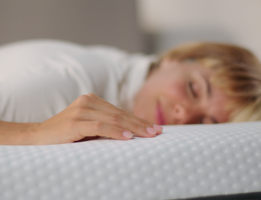 Mujer durmiendo en uno de los mejores colchones de Chile.