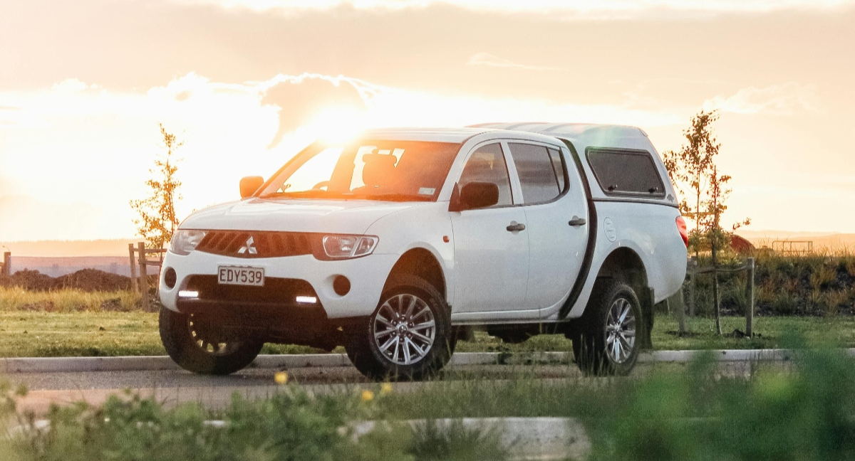 Una camioneta pick up en un prado.