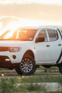 Una camioneta pick up en un prado.