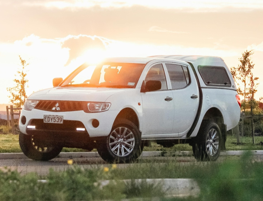 Una camioneta pick up en un prado.