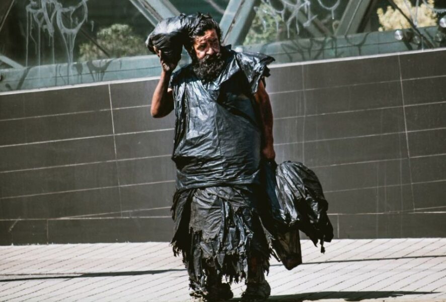Hombre Bolsa de Las Condes