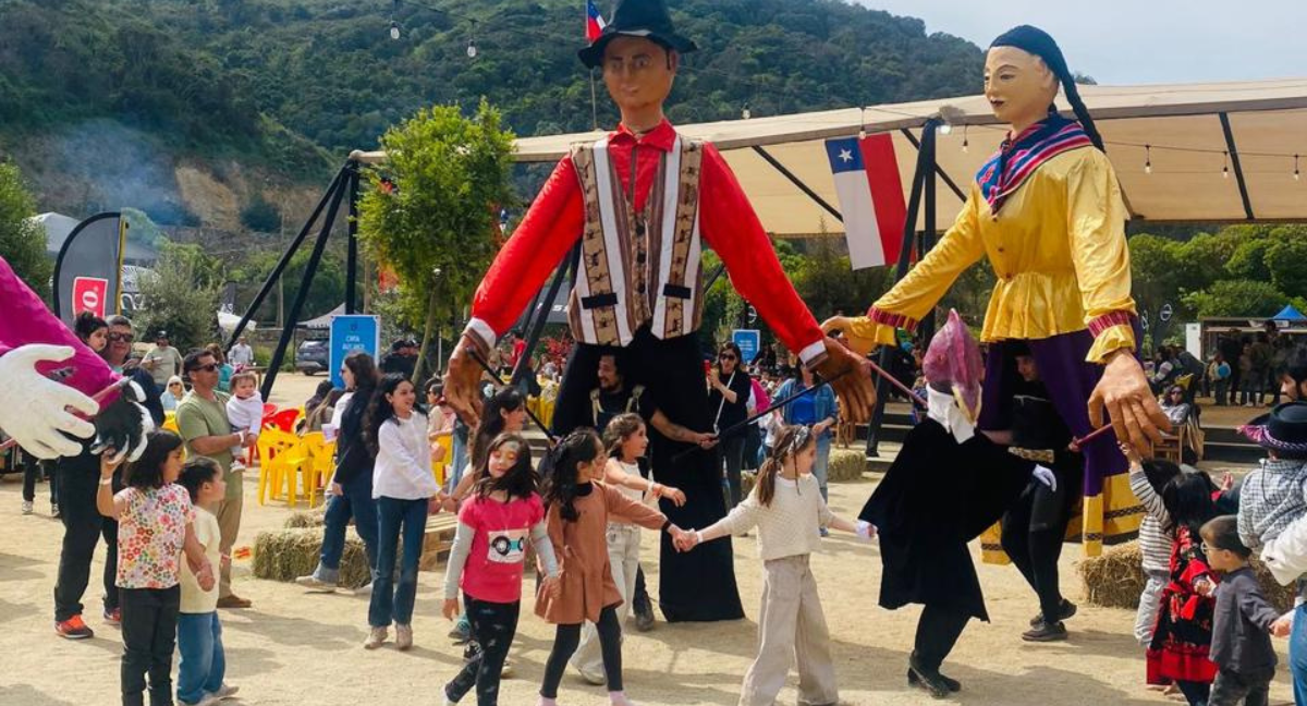 Niños bailando en la Feria Dieciochera Chitaqlindo.