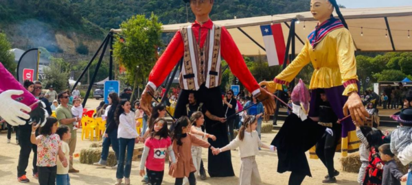 Niños bailando en la Feria Dieciochera Chitaqlindo.