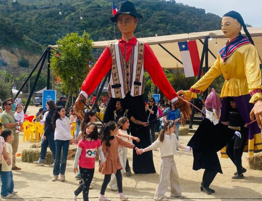 Niños bailando en la Feria Dieciochera Chitaqlindo.