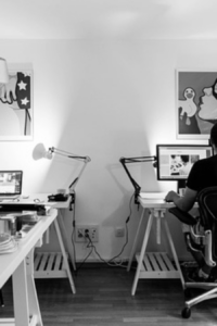 Persona en su computador gracias a la mejores sillas ergonómicas