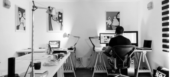 Persona en su computador gracias a la mejores sillas ergonómicas