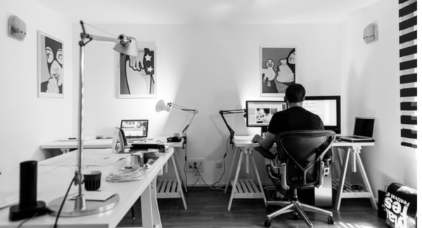 Persona en su computador gracias a la mejores sillas ergonómicas