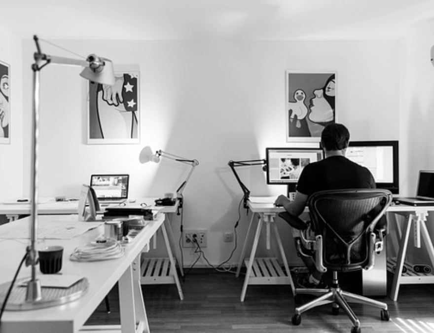 Persona en su computador gracias a la mejores sillas ergonómicas