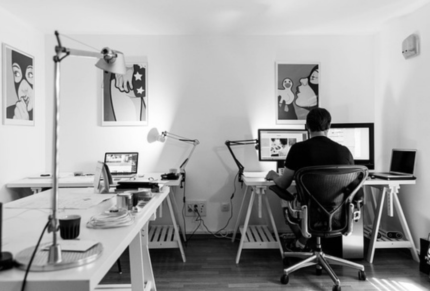Persona en su computador gracias a la mejores sillas ergonómicas