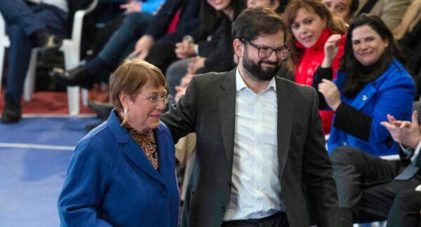 Gabriel Boric y Michelle Bachelet (2)