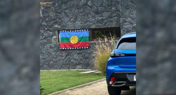 Bandera mapuche en Las Brisas