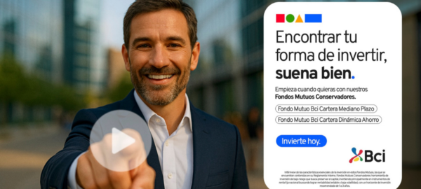 Persona indicando los Fondos Mutuos Conservadores de Bci.