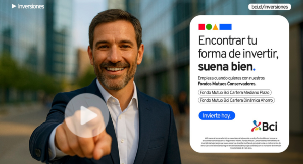 Persona indicando los Fondos Mutuos Conservadores de Bci.