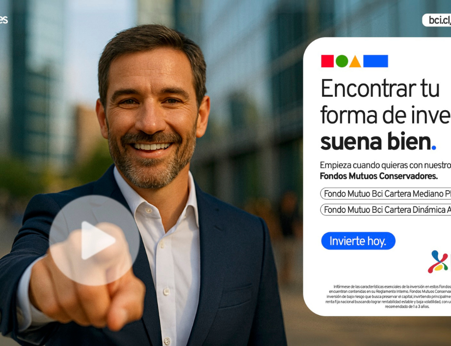 Persona indicando los Fondos Mutuos Conservadores de Bci.