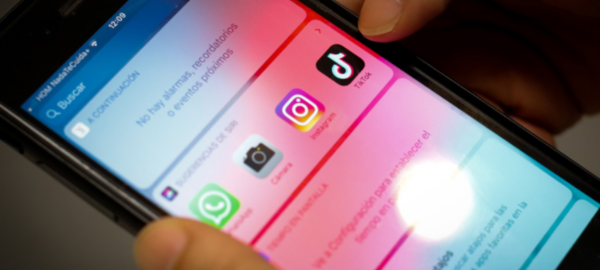 Persona viendo el celular el informe del C_DOP.