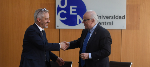Autoridades que firmaron el convenio que permite agiliazar visas de estudiantes extranjeros,