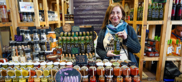 Feriante de la ExpoMundoRural 2025 con sus mermeladas.