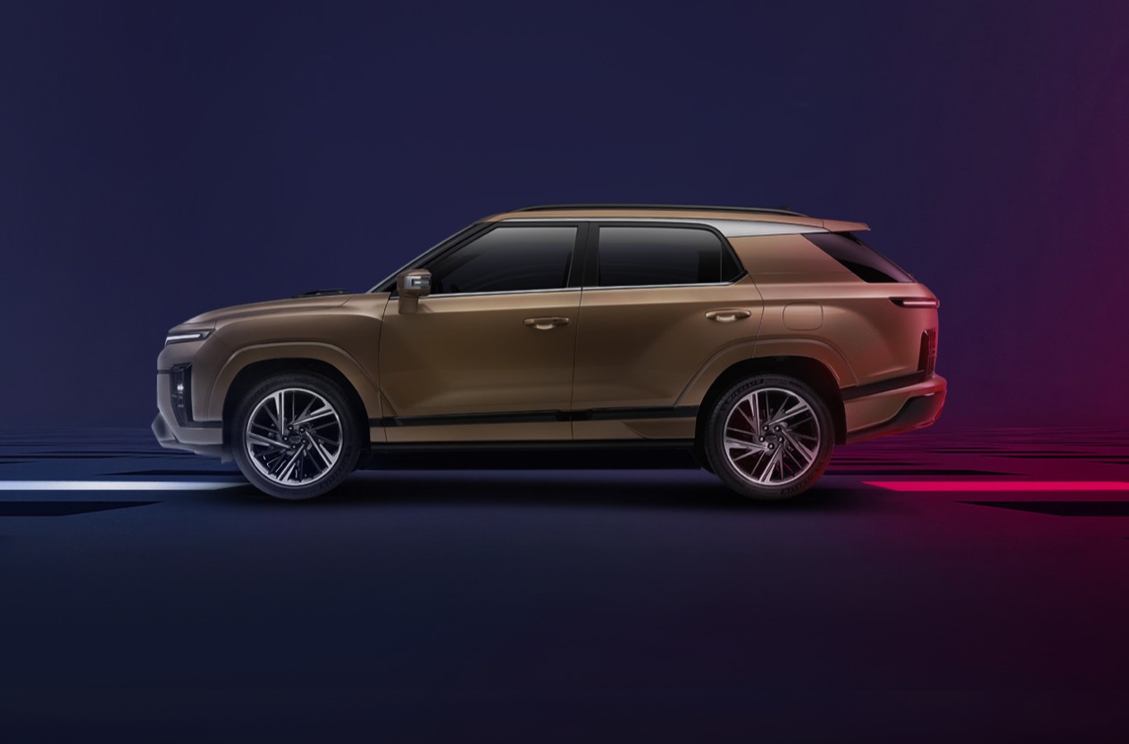 El nuevo SUV KGM Actyon representa un punto de inflexión para la marca coreana. No solo amplía su gama de productos, sino que también inaugura la nueva identidad de KGM, nombre con el que SsangYong Motor Company inicia una etapa respaldada por KG Group, conglomerado con presencia en industrias químicas, energéticas y financieras.

La llegada del Actyon a Chile marca el primer lanzamiento local bajo esta administración. “Queremos proyectar una marca que combine tradición con un enfoque renovado en tecnología, calidad y servicio”, explicó Hernán Delfino, gerente general de KGM. Con esta estrategia, el nuevo SUV KGM Actyon busca posicionarse en el segmento de los SUV compactos, orientado a consumidores jóvenes que valoran diseño, rendimiento y conectividad.

Diseño y habitabilidad: identidad coreana renovada

El Actyon exhibe un diseño que equilibra robustez y fluidez. Su carrocería combina proporciones firmes con líneas inspiradas en la bandera de Corea (Taegukgi), visibles en las luces diurnas y en algunos detalles estéticos. De esta forma, KGM refuerza su identidad nacional y proyecta una imagen moderna que se distancia de la sobriedad de los modelos previos de SsangYong.

El interior ofrece una atmósfera tecnológica y ergonómica. Incorpora dos pantallas de 12,3 pulgadas, una para el panel de instrumentos y otra para el sistema multimedia. Además, suma palanca de cambios electrónica, iluminación ambiental y terminaciones en cuero con gamuza, que elevan la percepción de calidad. El volante multifunción y la disposición de los mandos privilegian la comodidad del conductor.

En conjunto, el habitáculo refleja una intención clara: combinar funcionalidad y estilo para competir con rivales que destacan por su diseño interior, como el Chery Tiggo 7 Pro o el Hyundai Tucson.

Motor turbo GDI y tracción integral activa

El nuevo SUV KGM Actyon equipa un motor turboalimentado GDI de 1.5 litros. Entrega 163 caballos de fuerza y 280 Nm de torque desde bajas revoluciones. Su transmisión automática de seis velocidades busca ofrecer cambios suaves y un consumo eficiente, especialmente en trayectos urbanos.

Dependiendo de la versión, puede incorporar tracción delantera (2WD) o tracción total activa (AWD). Esta última añade bloqueo de diferencial central, lo que mejora la adherencia en superficies de baja tracción. Gracias a esta configuración, el modelo combina buen desempeño en ciudad con capacidad para enfrentar caminos rurales.

La estructura del Actyon está fabricada con un 78% de acero de alta y ultra resistencia. Este componente mejora la rigidez torsional y eleva los estándares de seguridad. Además, contribuye a reducir el peso sin comprometer la solidez del chasis.

Seguridad y asistencias avanzadas

El Actyon incorpora un sistema de frenado multicolisión, diseñado para reducir el riesgo de impactos secundarios. También integra asistencias avanzadas a la conducción (ADAS), como control de crucero adaptativo inteligente, monitoreo de estabilidad y alertas de seguridad.

Gracias a este conjunto de tecnologías, el nuevo SUV KGM Actyon refuerza la seguridad activa del vehículo. Por otro lado, la marca busca situarse en un nivel competitivo frente a los SUV que hoy dominan el mercado de entrada, donde las ayudas electrónicas se han convertido en un requisito indispensable.

KGM y el respaldo industrial de KG Group

El renacimiento de KGM, tras décadas bajo el nombre SsangYong, responde a una estrategia de reconversión corporativa impulsada por KG Group, uno de los conglomerados industriales más relevantes de Corea del Sur. Su meta es modernizar la ingeniería automotriz coreana y consolidar una gama de vehículos globales con una identidad coherente.

En Chile, la marca opera bajo la representación de Astara, grupo automotor que también distribuye Mitsubishi y Subaru. Esta alianza fortalece la red comercial y de servicio posventa, aspectos clave para competir en un mercado cada vez más exigente.

La llegada del nuevo SUV KGM Actyon confirma el propósito de KG Group de expandir la marca en América Latina. Así, la ingeniería coreana y la visión empresarial del grupo convergen en un modelo que inaugura una nueva etapa para la industria automotriz de origen surcoreano.