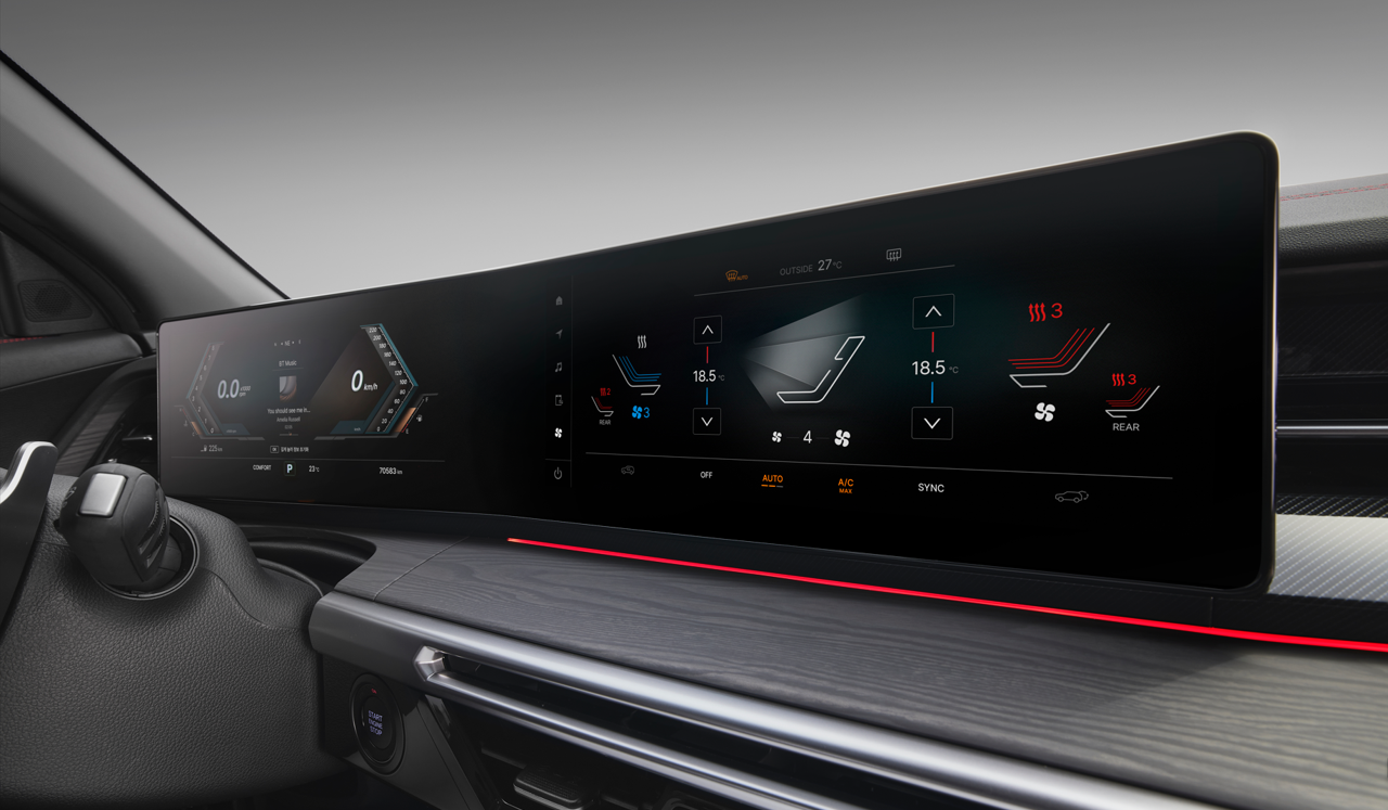 El nuevo SUV KGM Actyon representa un punto de inflexión para la marca coreana. No solo amplía su gama de productos, sino que también inaugura la nueva identidad de KGM, nombre con el que SsangYong Motor Company inicia una etapa respaldada por KG Group, conglomerado con presencia en industrias químicas, energéticas y financieras.

La llegada del Actyon a Chile marca el primer lanzamiento local bajo esta administración. “Queremos proyectar una marca que combine tradición con un enfoque renovado en tecnología, calidad y servicio”, explicó Hernán Delfino, gerente general de KGM. Con esta estrategia, el nuevo SUV KGM Actyon busca posicionarse en el segmento de los SUV compactos, orientado a consumidores jóvenes que valoran diseño, rendimiento y conectividad.

Diseño y habitabilidad: identidad coreana renovada

El Actyon exhibe un diseño que equilibra robustez y fluidez. Su carrocería combina proporciones firmes con líneas inspiradas en la bandera de Corea (Taegukgi), visibles en las luces diurnas y en algunos detalles estéticos. De esta forma, KGM refuerza su identidad nacional y proyecta una imagen moderna que se distancia de la sobriedad de los modelos previos de SsangYong.

El interior ofrece una atmósfera tecnológica y ergonómica. Incorpora dos pantallas de 12,3 pulgadas, una para el panel de instrumentos y otra para el sistema multimedia. Además, suma palanca de cambios electrónica, iluminación ambiental y terminaciones en cuero con gamuza, que elevan la percepción de calidad. El volante multifunción y la disposición de los mandos privilegian la comodidad del conductor.

En conjunto, el habitáculo refleja una intención clara: combinar funcionalidad y estilo para competir con rivales que destacan por su diseño interior, como el Chery Tiggo 7 Pro o el Hyundai Tucson.

Motor turbo GDI y tracción integral activa

El nuevo SUV KGM Actyon equipa un motor turboalimentado GDI de 1.5 litros. Entrega 163 caballos de fuerza y 280 Nm de torque desde bajas revoluciones. Su transmisión automática de seis velocidades busca ofrecer cambios suaves y un consumo eficiente, especialmente en trayectos urbanos.

Dependiendo de la versión, puede incorporar tracción delantera (2WD) o tracción total activa (AWD). Esta última añade bloqueo de diferencial central, lo que mejora la adherencia en superficies de baja tracción. Gracias a esta configuración, el modelo combina buen desempeño en ciudad con capacidad para enfrentar caminos rurales.

La estructura del Actyon está fabricada con un 78% de acero de alta y ultra resistencia. Este componente mejora la rigidez torsional y eleva los estándares de seguridad. Además, contribuye a reducir el peso sin comprometer la solidez del chasis.

Seguridad y asistencias avanzadas

El Actyon incorpora un sistema de frenado multicolisión, diseñado para reducir el riesgo de impactos secundarios. También integra asistencias avanzadas a la conducción (ADAS), como control de crucero adaptativo inteligente, monitoreo de estabilidad y alertas de seguridad.

Gracias a este conjunto de tecnologías, el nuevo SUV KGM Actyon refuerza la seguridad activa del vehículo. Por otro lado, la marca busca situarse en un nivel competitivo frente a los SUV que hoy dominan el mercado de entrada, donde las ayudas electrónicas se han convertido en un requisito indispensable.

KGM y el respaldo industrial de KG Group

El renacimiento de KGM, tras décadas bajo el nombre SsangYong, responde a una estrategia de reconversión corporativa impulsada por KG Group, uno de los conglomerados industriales más relevantes de Corea del Sur. Su meta es modernizar la ingeniería automotriz coreana y consolidar una gama de vehículos globales con una identidad coherente.

En Chile, la marca opera bajo la representación de Astara, grupo automotor que también distribuye Mitsubishi y Subaru. Esta alianza fortalece la red comercial y de servicio posventa, aspectos clave para competir en un mercado cada vez más exigente.

La llegada del nuevo SUV KGM Actyon confirma el propósito de KG Group de expandir la marca en América Latina. Así, la ingeniería coreana y la visión empresarial del grupo convergen en un modelo que inaugura una nueva etapa para la industria automotriz de origen surcoreano.