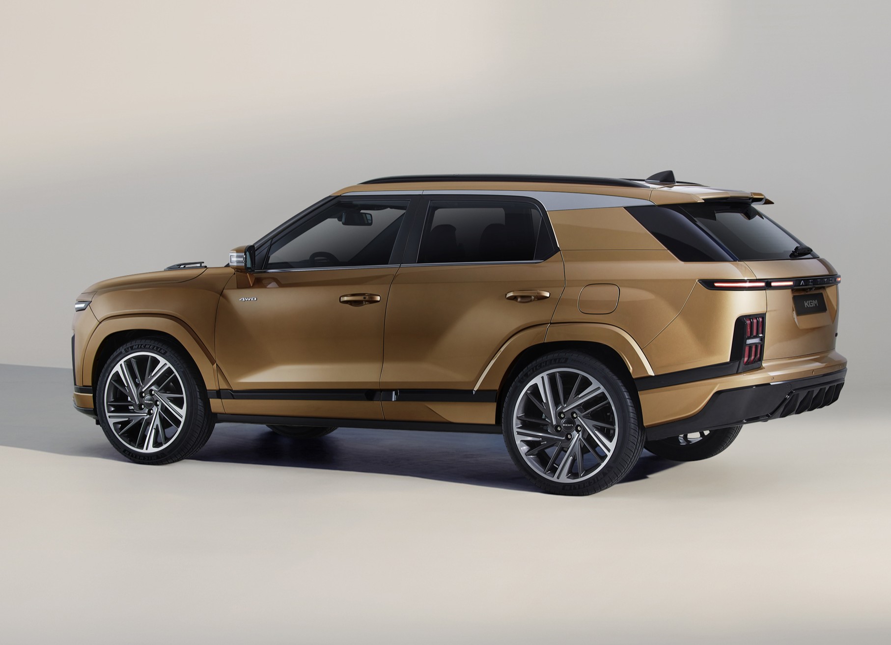 El nuevo SUV KGM Actyon representa un punto de inflexión para la marca coreana. No solo amplía su gama de productos, sino que también inaugura la nueva identidad de KGM, nombre con el que SsangYong Motor Company inicia una etapa respaldada por KG Group, conglomerado con presencia en industrias químicas, energéticas y financieras.

La llegada del Actyon a Chile marca el primer lanzamiento local bajo esta administración. “Queremos proyectar una marca que combine tradición con un enfoque renovado en tecnología, calidad y servicio”, explicó Hernán Delfino, gerente general de KGM. Con esta estrategia, el nuevo SUV KGM Actyon busca posicionarse en el segmento de los SUV compactos, orientado a consumidores jóvenes que valoran diseño, rendimiento y conectividad.

Diseño y habitabilidad: identidad coreana renovada

El Actyon exhibe un diseño que equilibra robustez y fluidez. Su carrocería combina proporciones firmes con líneas inspiradas en la bandera de Corea (Taegukgi), visibles en las luces diurnas y en algunos detalles estéticos. De esta forma, KGM refuerza su identidad nacional y proyecta una imagen moderna que se distancia de la sobriedad de los modelos previos de SsangYong.

El interior ofrece una atmósfera tecnológica y ergonómica. Incorpora dos pantallas de 12,3 pulgadas, una para el panel de instrumentos y otra para el sistema multimedia. Además, suma palanca de cambios electrónica, iluminación ambiental y terminaciones en cuero con gamuza, que elevan la percepción de calidad. El volante multifunción y la disposición de los mandos privilegian la comodidad del conductor.

En conjunto, el habitáculo refleja una intención clara: combinar funcionalidad y estilo para competir con rivales que destacan por su diseño interior, como el Chery Tiggo 7 Pro o el Hyundai Tucson.

Motor turbo GDI y tracción integral activa

El nuevo SUV KGM Actyon equipa un motor turboalimentado GDI de 1.5 litros. Entrega 163 caballos de fuerza y 280 Nm de torque desde bajas revoluciones. Su transmisión automática de seis velocidades busca ofrecer cambios suaves y un consumo eficiente, especialmente en trayectos urbanos.

Dependiendo de la versión, puede incorporar tracción delantera (2WD) o tracción total activa (AWD). Esta última añade bloqueo de diferencial central, lo que mejora la adherencia en superficies de baja tracción. Gracias a esta configuración, el modelo combina buen desempeño en ciudad con capacidad para enfrentar caminos rurales.

La estructura del Actyon está fabricada con un 78% de acero de alta y ultra resistencia. Este componente mejora la rigidez torsional y eleva los estándares de seguridad. Además, contribuye a reducir el peso sin comprometer la solidez del chasis.

Seguridad y asistencias avanzadas

El Actyon incorpora un sistema de frenado multicolisión, diseñado para reducir el riesgo de impactos secundarios. También integra asistencias avanzadas a la conducción (ADAS), como control de crucero adaptativo inteligente, monitoreo de estabilidad y alertas de seguridad.

Gracias a este conjunto de tecnologías, el nuevo SUV KGM Actyon refuerza la seguridad activa del vehículo. Por otro lado, la marca busca situarse en un nivel competitivo frente a los SUV que hoy dominan el mercado de entrada, donde las ayudas electrónicas se han convertido en un requisito indispensable.

KGM y el respaldo industrial de KG Group

El renacimiento de KGM, tras décadas bajo el nombre SsangYong, responde a una estrategia de reconversión corporativa impulsada por KG Group, uno de los conglomerados industriales más relevantes de Corea del Sur. Su meta es modernizar la ingeniería automotriz coreana y consolidar una gama de vehículos globales con una identidad coherente.

En Chile, la marca opera bajo la representación de Astara, grupo automotor que también distribuye Mitsubishi y Subaru. Esta alianza fortalece la red comercial y de servicio posventa, aspectos clave para competir en un mercado cada vez más exigente.

La llegada del nuevo SUV KGM Actyon confirma el propósito de KG Group de expandir la marca en América Latina. Así, la ingeniería coreana y la visión empresarial del grupo convergen en un modelo que inaugura una nueva etapa para la industria automotriz de origen surcoreano.