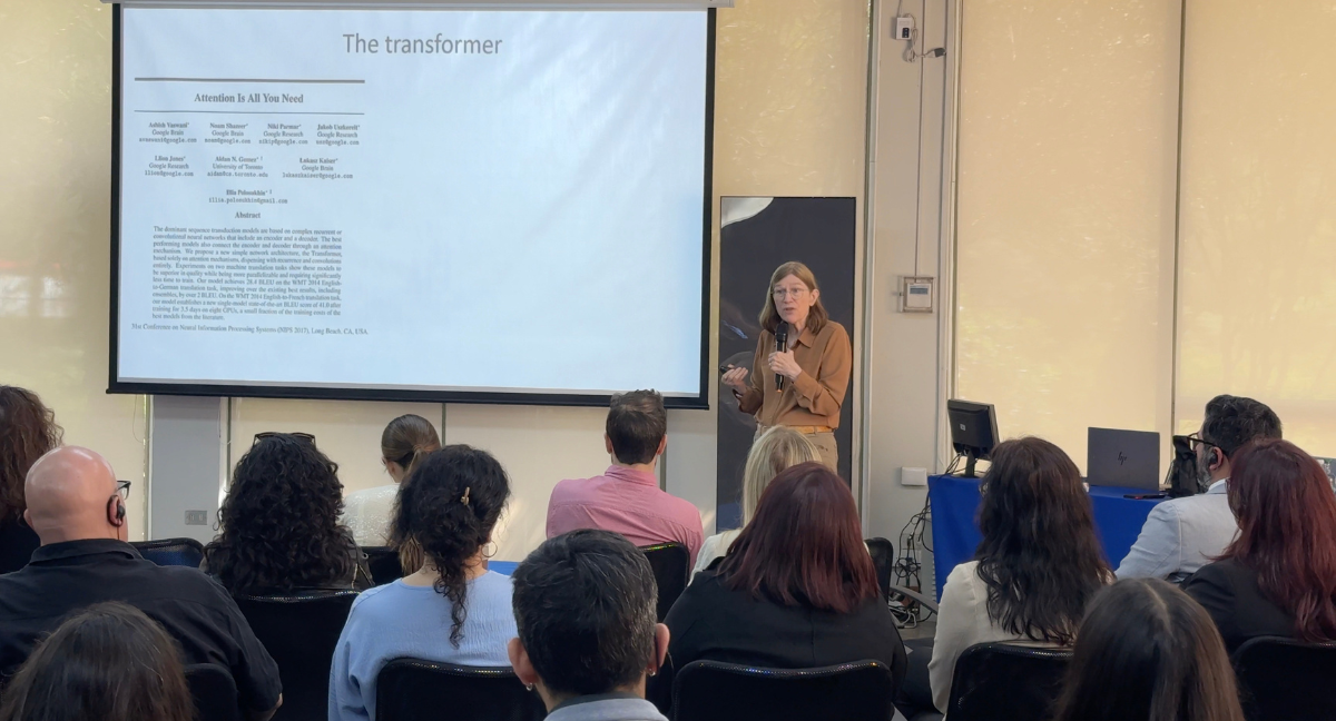 Bárbara Oakley haciendo una charla en la U Central.