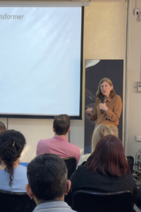 Bárbara Oakley haciendo una charla en la U Central.