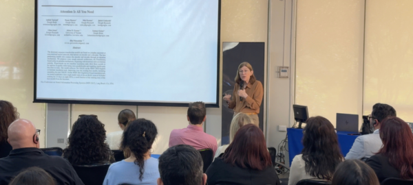 Bárbara Oakley haciendo una charla en la U Central.