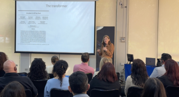 Bárbara Oakley haciendo una charla en la U Central.