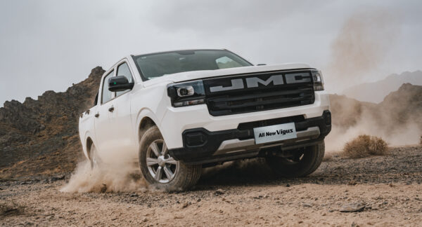 Camioneta JMC Vigus Work de nueva generación en Chile, resaltando su diseño frontal robusto, suspensión y la potencia del motor diésel de 410 Nm