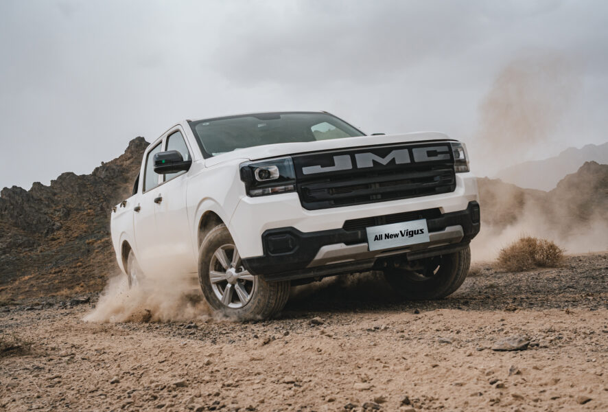 Camioneta JMC Vigus Work de nueva generación en Chile, resaltando su diseño frontal robusto, suspensión y la potencia del motor diésel de 410 Nm