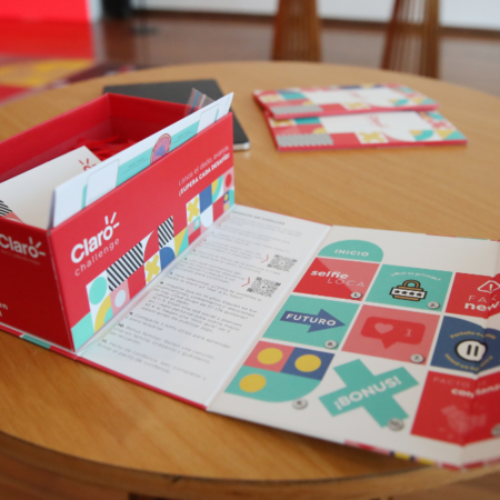 Caja del teléfono con el Claro plan más seguro.