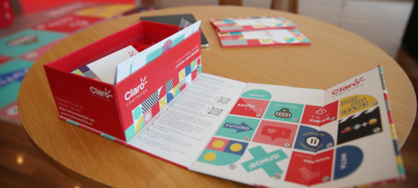 Caja del teléfono con el Claro plan más seguro.