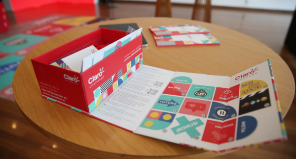 Caja del teléfono con el Claro plan más seguro.
