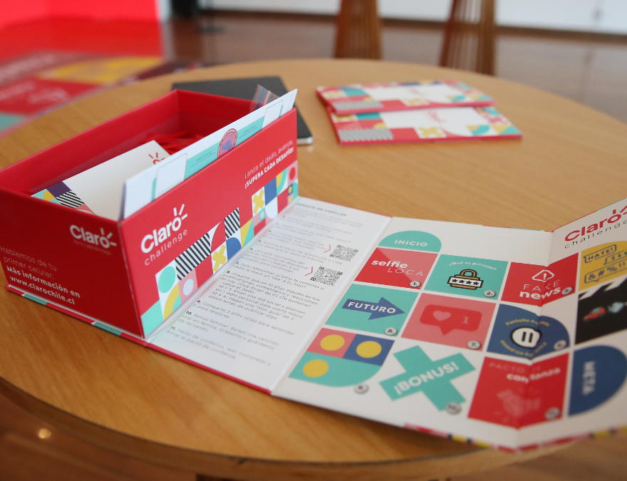 Caja del teléfono con el Claro plan más seguro.