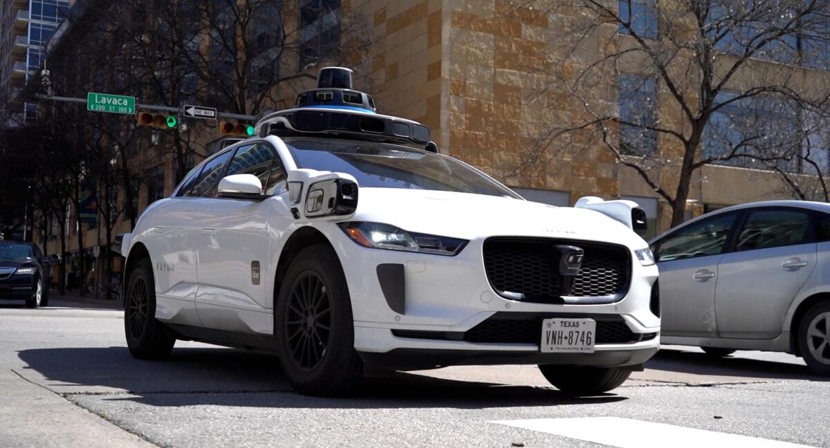 Robotaxi de Waymo circulando en una ciudad de Estados Unidos en medio de evaluaciones de seguridad vial.